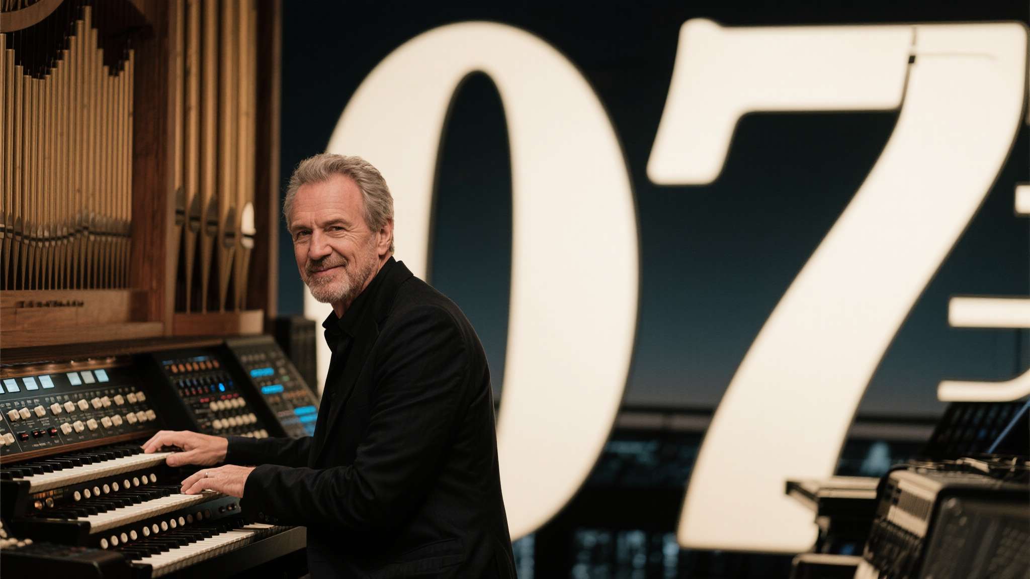 若汉斯·季默正式加盟《007：初露锋芒》，这将是他首次深度参与007系列。他惯用